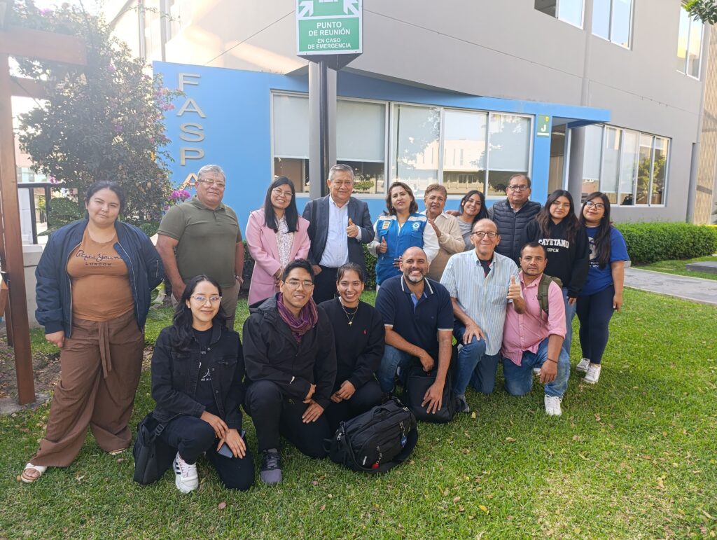 Foto con invitado de Brasil y coordinador del curso 1