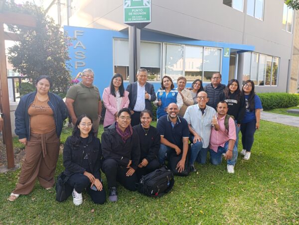 Foto con invitado de Brasil y coordinador del curso 1